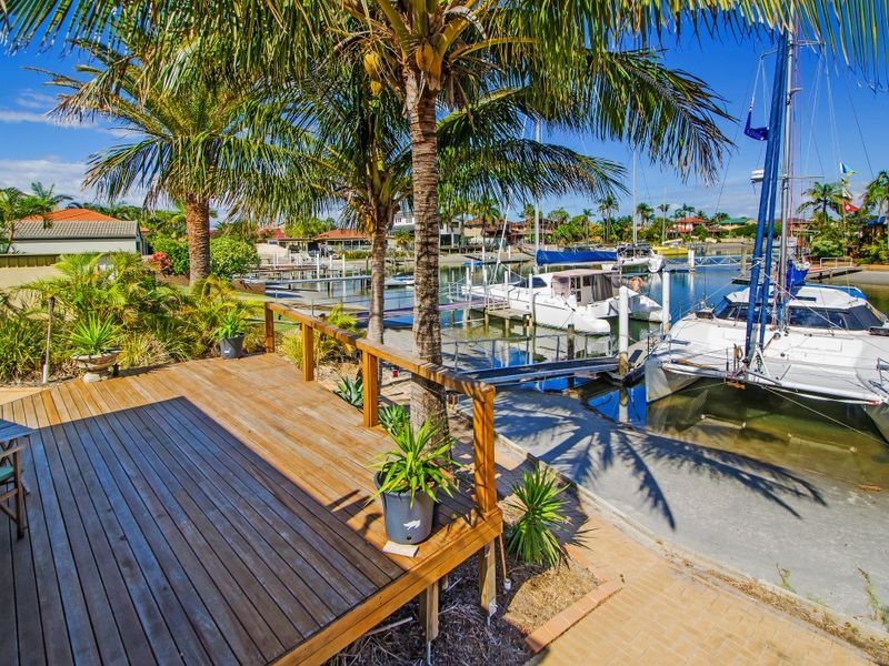 18 Hume Parade, Paradise Point QLD 4216