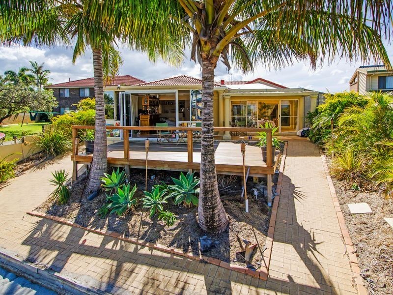 18 Hume Parade, Paradise Point QLD 4216