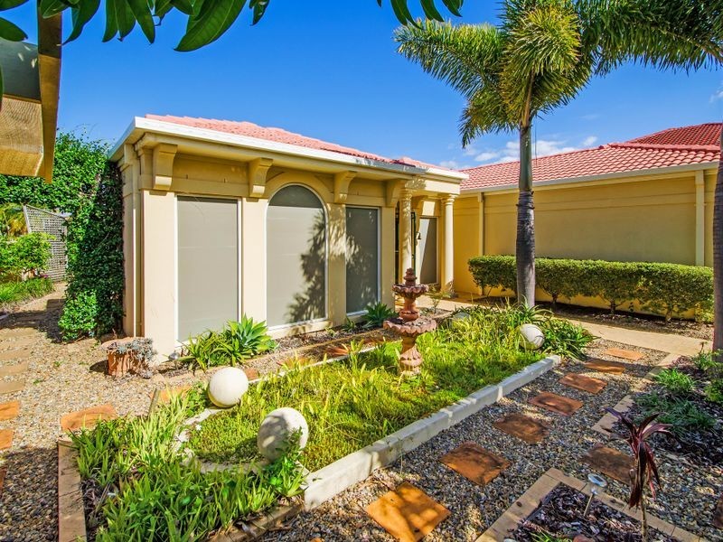 18 Hume Parade, Paradise Point QLD 4216