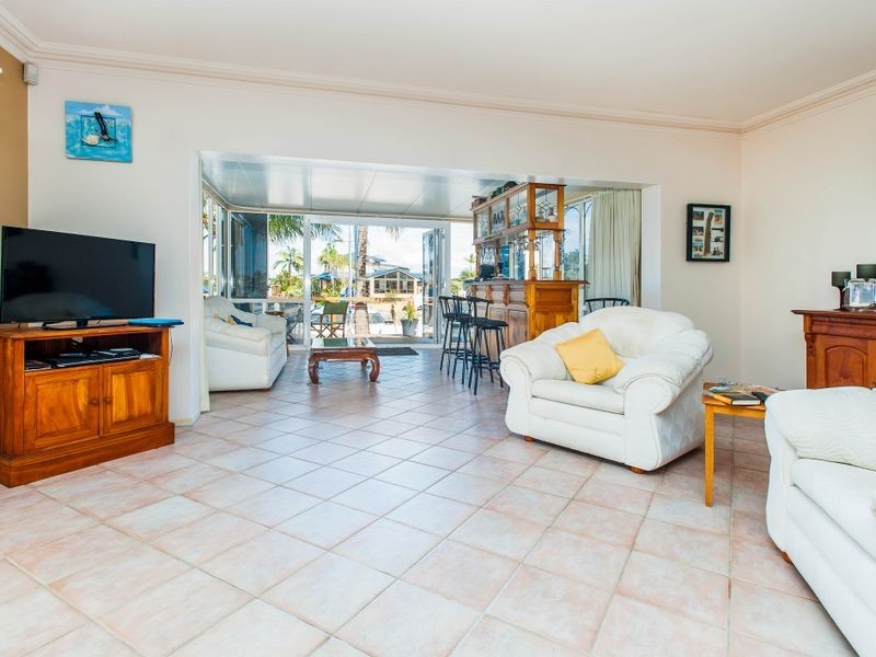 18 Hume Parade, Paradise Point QLD 4216