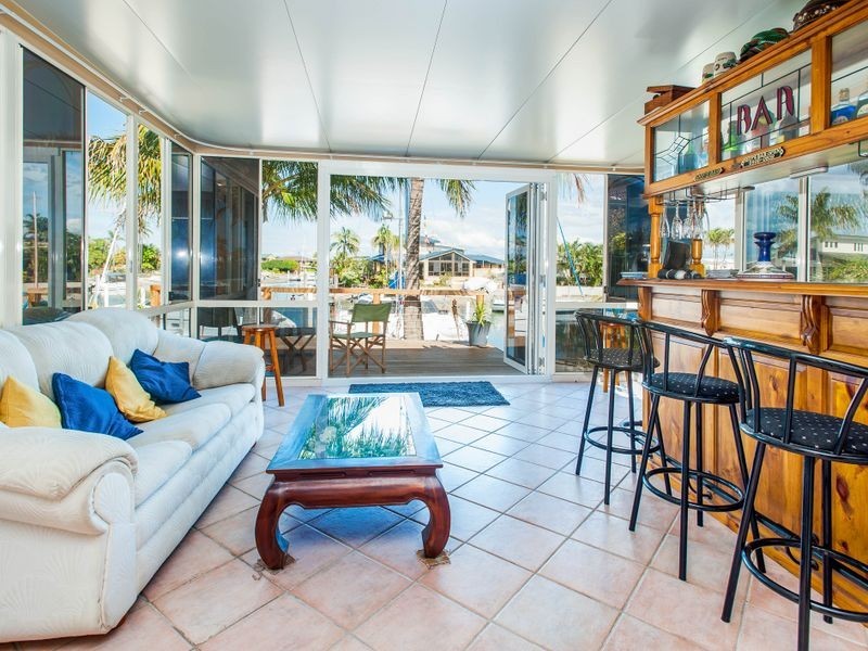 18 Hume Parade, Paradise Point QLD 4216