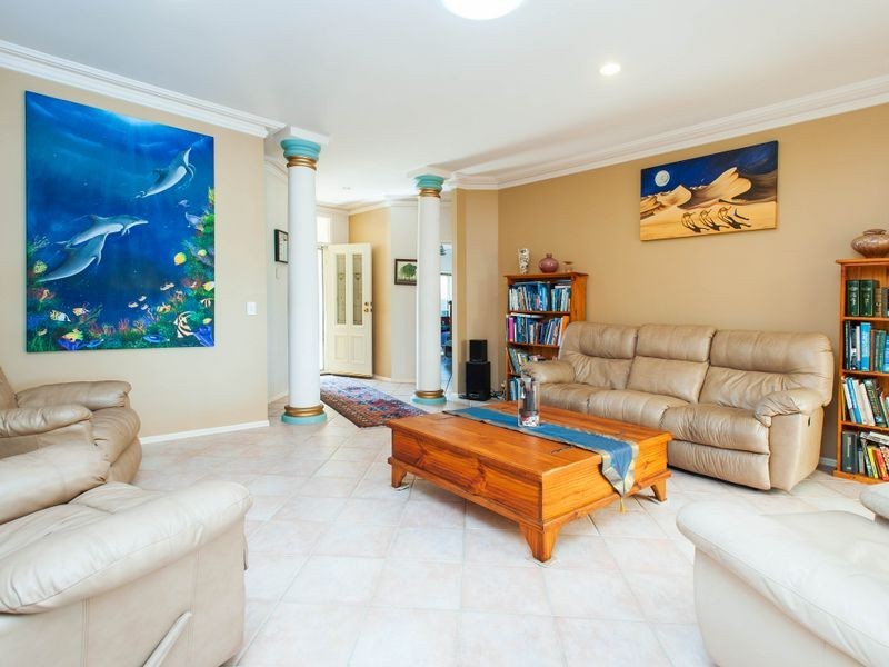 18 Hume Parade, Paradise Point QLD 4216