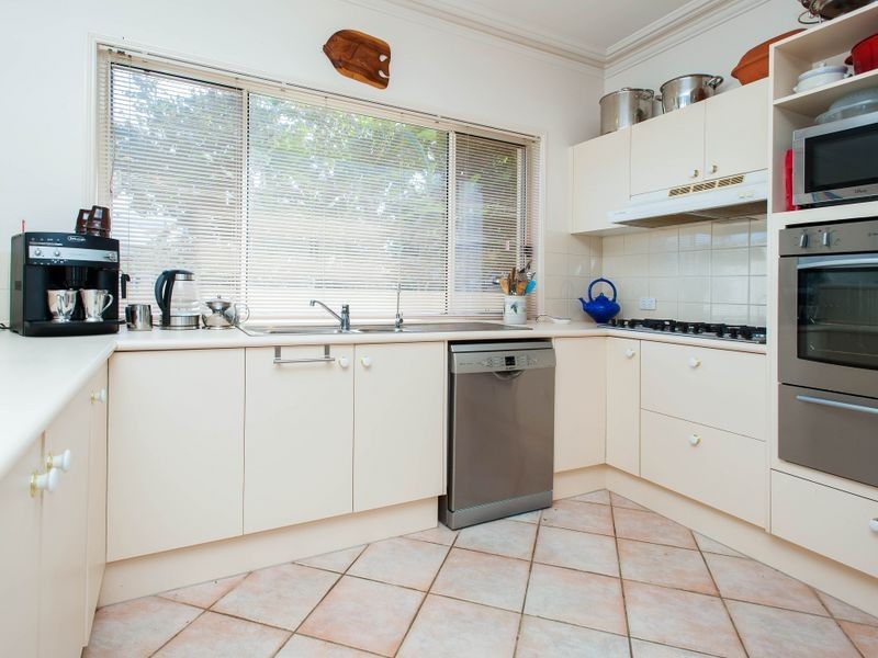 18 Hume Parade, Paradise Point QLD 4216
