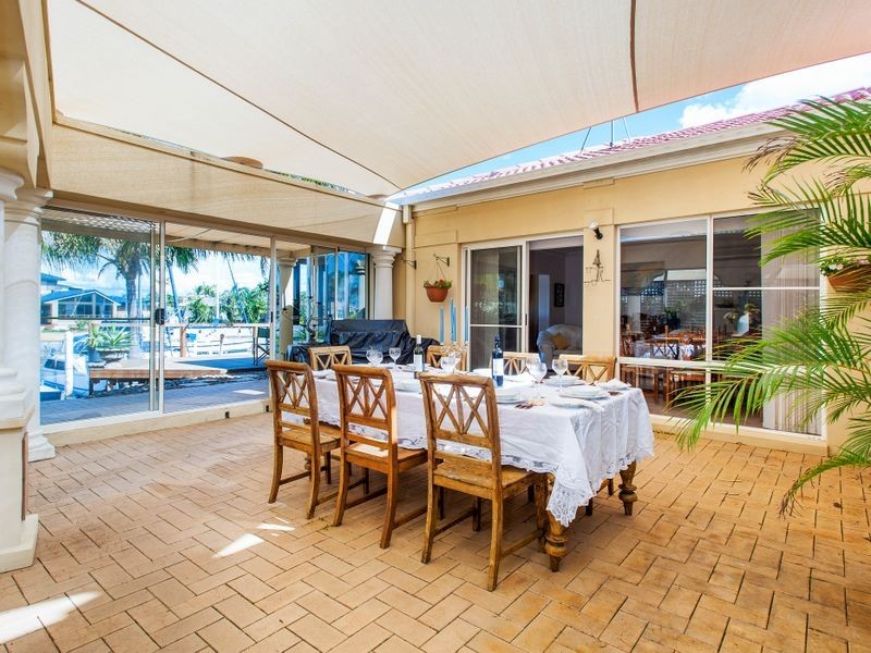 18 Hume Parade, Paradise Point QLD 4216