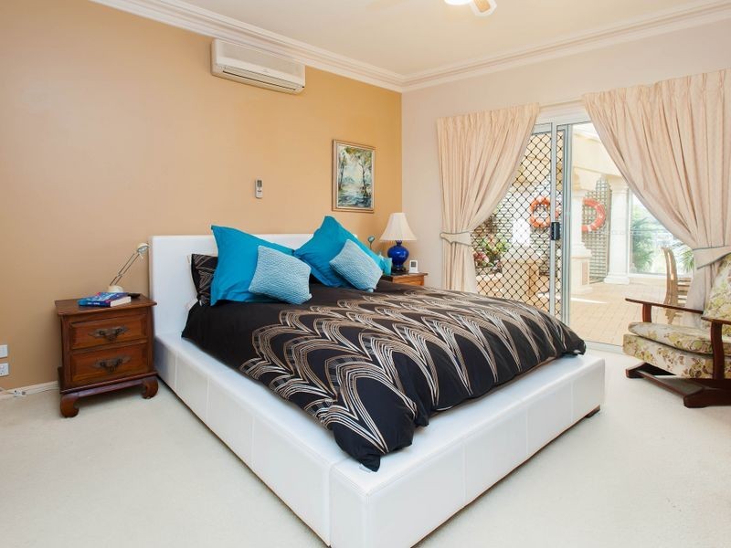18 Hume Parade, Paradise Point QLD 4216