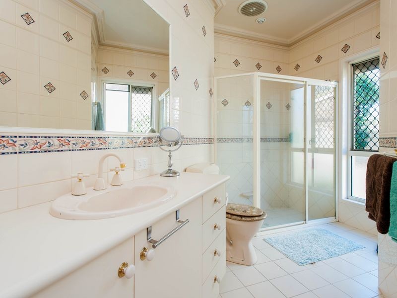 18 Hume Parade, Paradise Point QLD 4216