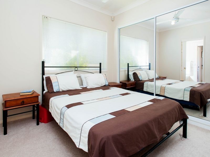 18 Hume Parade, Paradise Point QLD 4216