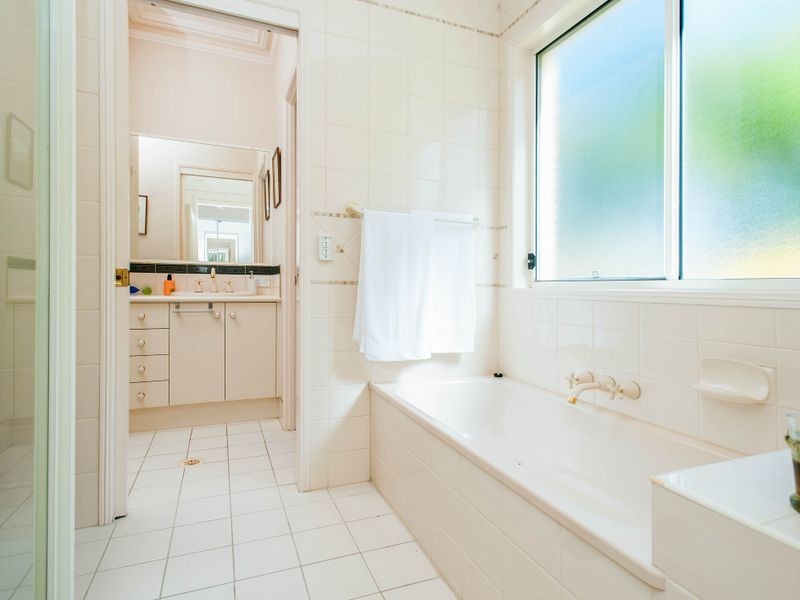 18 Hume Parade, Paradise Point QLD 4216