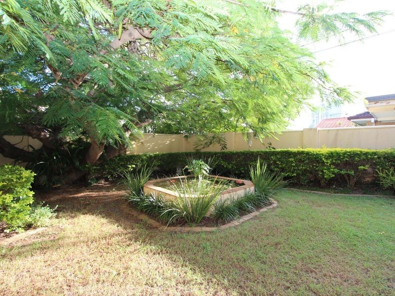 12 Margaroola Avenue, Biggera Waters QLD 4216