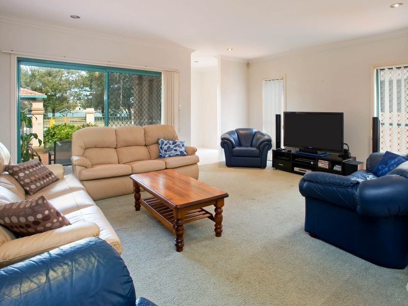 2- 130 The Esplanade, Paradise Point QLD 4216