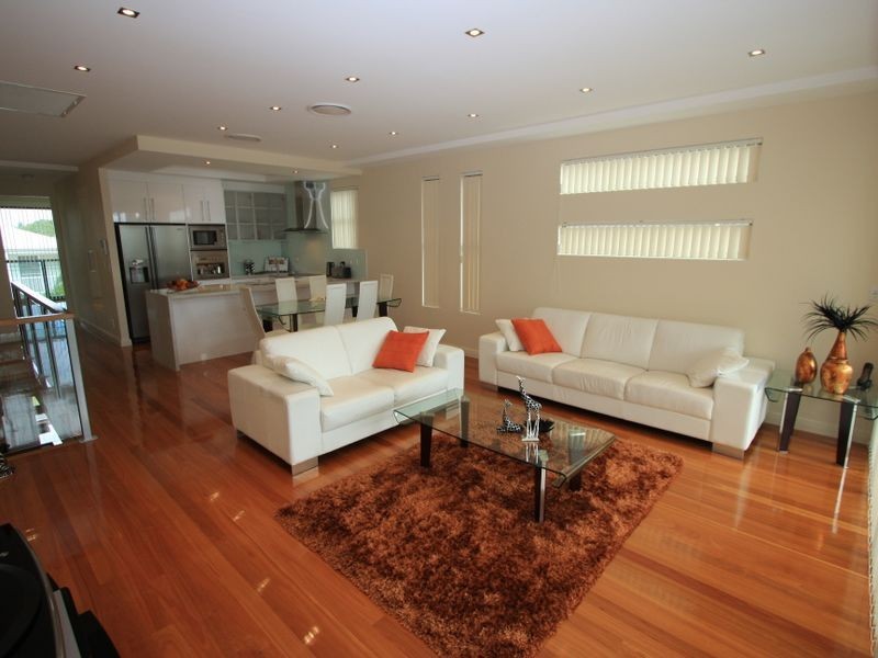 2/8 Eider Avenue, Paradise Point QLD 4216