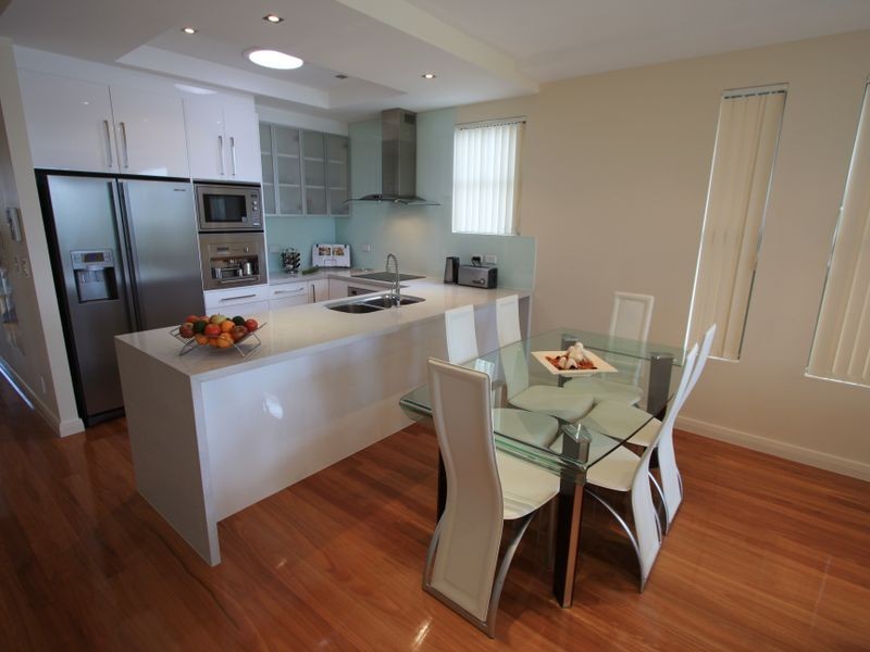 2/8 Eider Avenue, Paradise Point QLD 4216