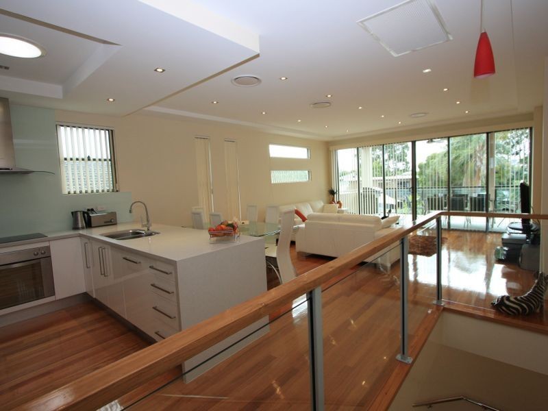 2/8 Eider Avenue, Paradise Point QLD 4216