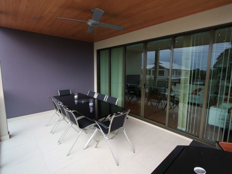 2/8 Eider Avenue, Paradise Point QLD 4216