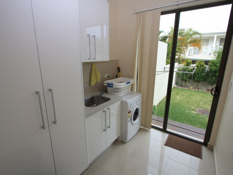 2/8 Eider Avenue, Paradise Point QLD 4216