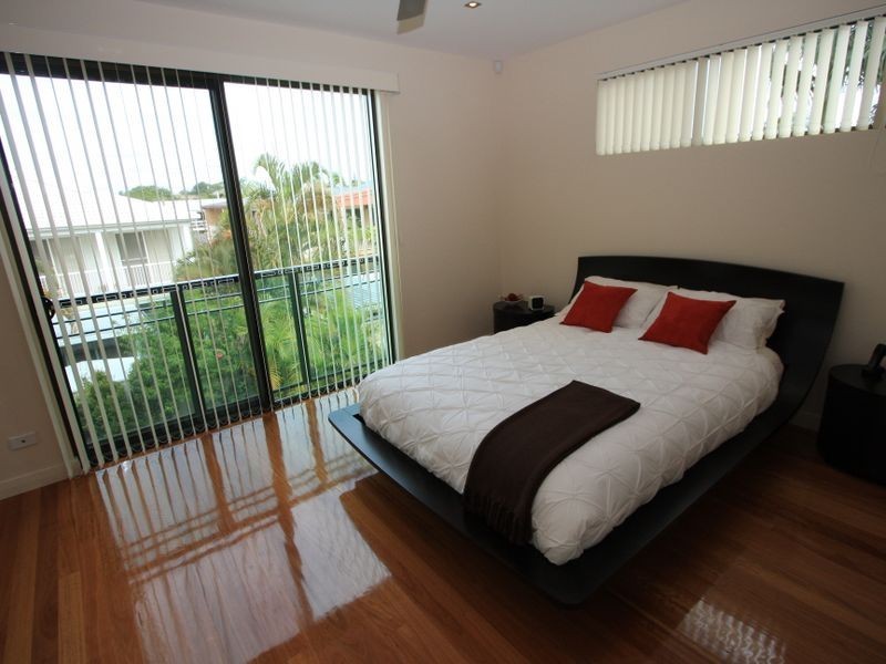 2/8 Eider Avenue, Paradise Point QLD 4216