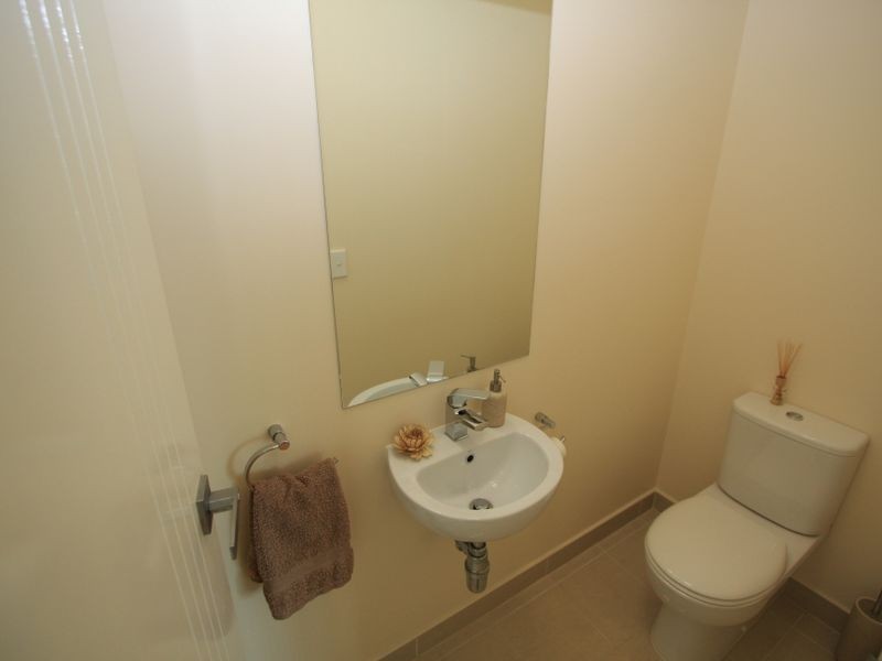 2/8 Eider Avenue, Paradise Point QLD 4216