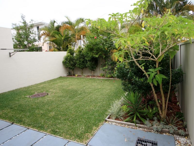 2/8 Eider Avenue, Paradise Point QLD 4216