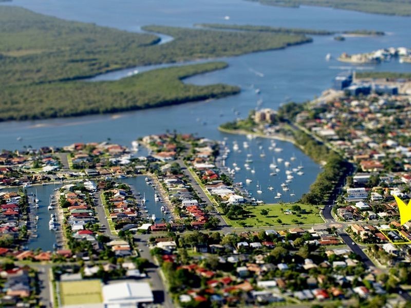33 Victor Avenue, Paradise Point QLD 4216