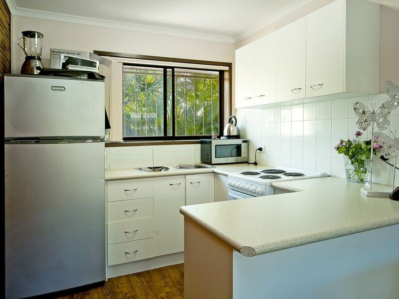 33 Victor Avenue, Paradise Point QLD 4216