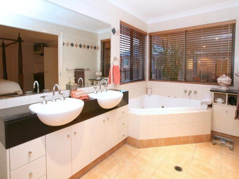 17 Karema Crescent, Runaway Bay QLD 4216