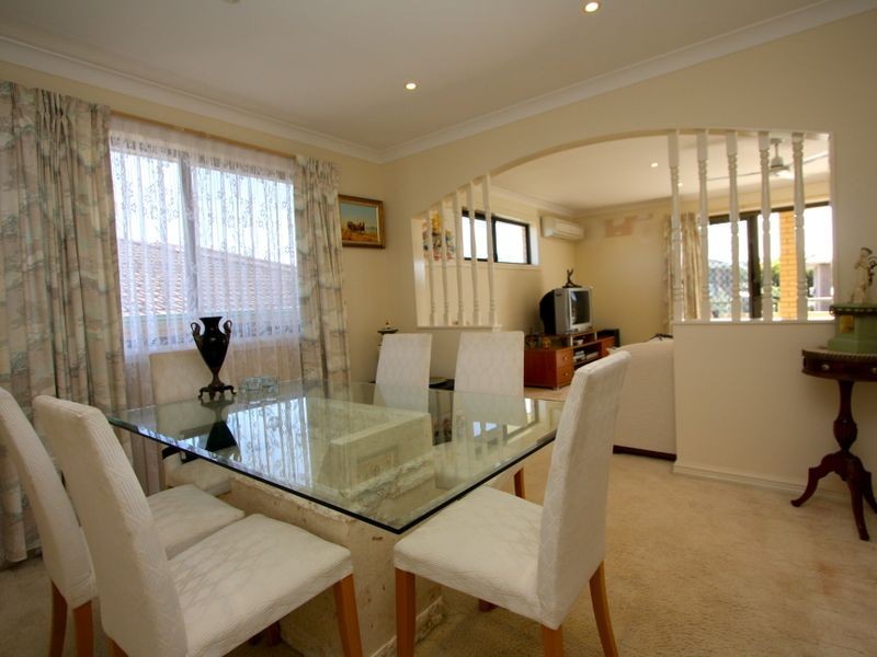 14 Donald Avenue, Paradise Point QLD 4216