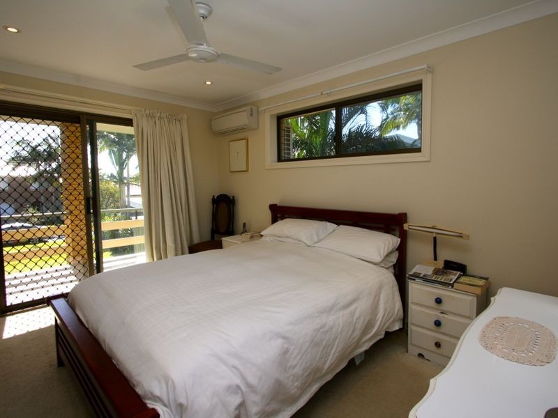 14 Donald Avenue, Paradise Point QLD 4216