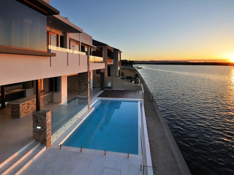 10 Knightsbridge Parade East, Sovereign Islands QLD 4216