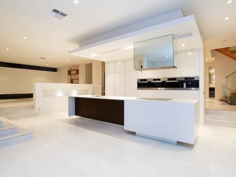 10 Knightsbridge Parade East, Sovereign Islands QLD 4216