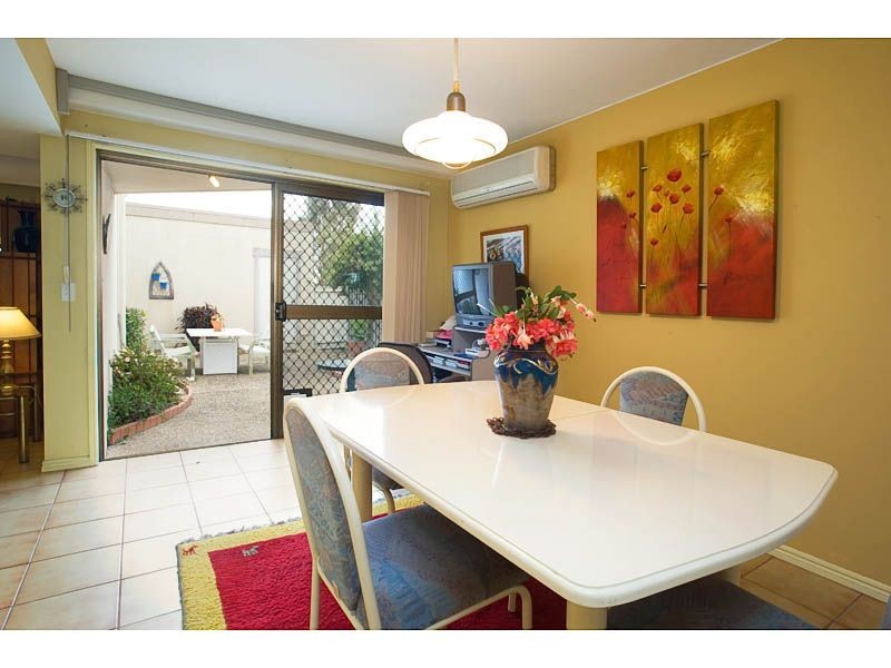 1/52 Falkinder Avenue, Paradise Point QLD 4216