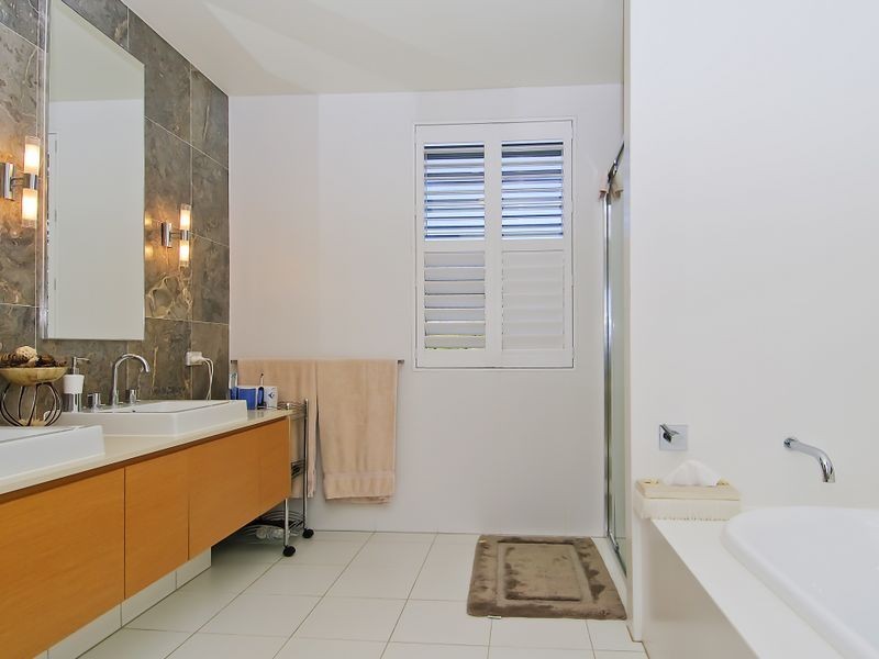 2251 Glengallon Way, Hope Island QLD 4212