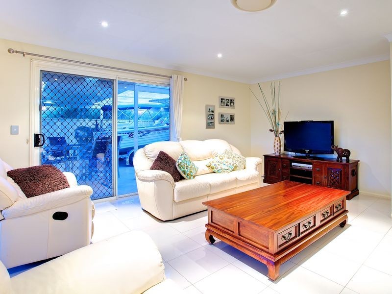 4 Pool Street, Hope Island QLD 4212