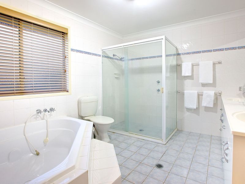 4 Pool Street, Hope Island QLD 4212