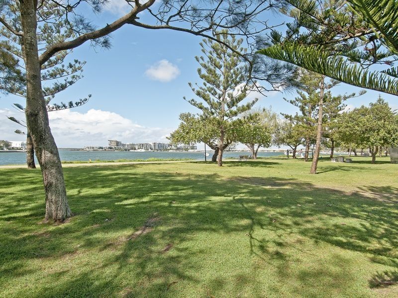41 Victor Avenue, Paradise Point QLD 4216