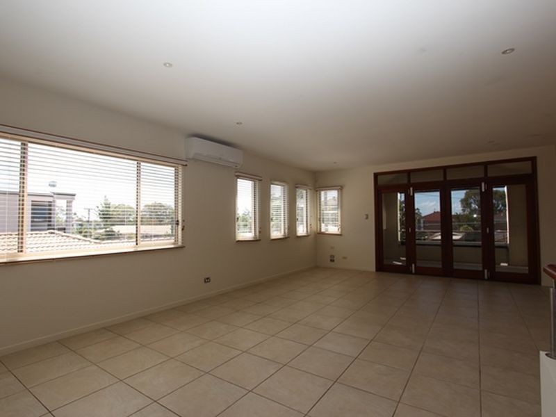 28B Shoveller Avenue, Paradise Point QLD 4216