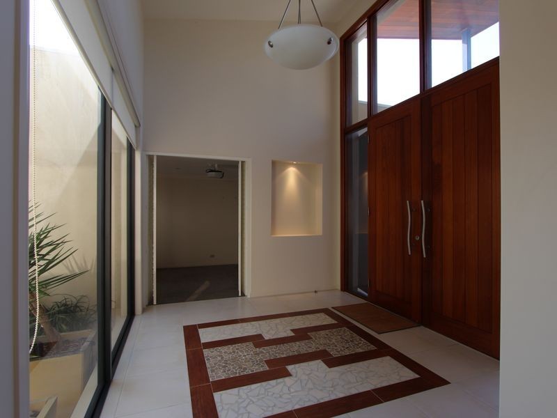 15 King Charles Drive, Sovereign Islands QLD 4216