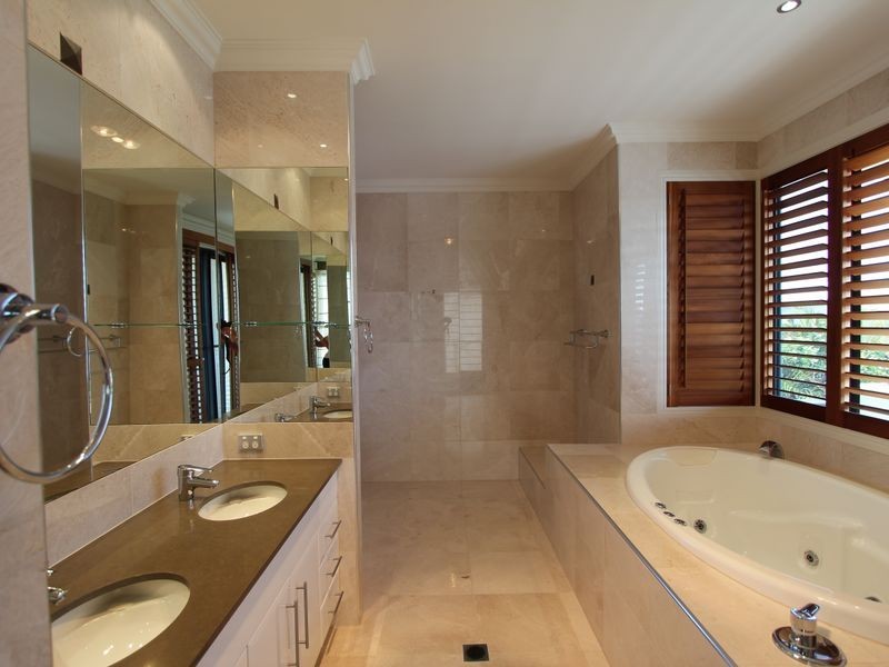 15 King Charles Drive, Sovereign Islands QLD 4216