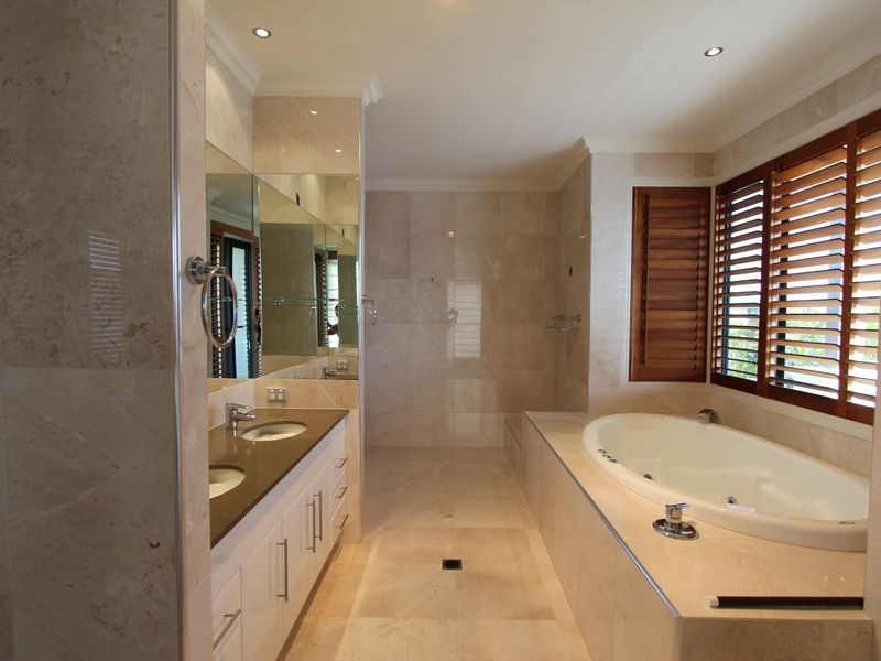 15 King Charles Drive, Sovereign Islands QLD 4216