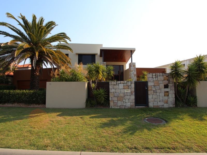 15 King Charles Drive, Sovereign Islands QLD 4216
