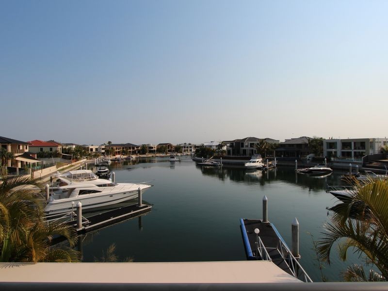 15 King Charles Drive, Sovereign Islands QLD 4216