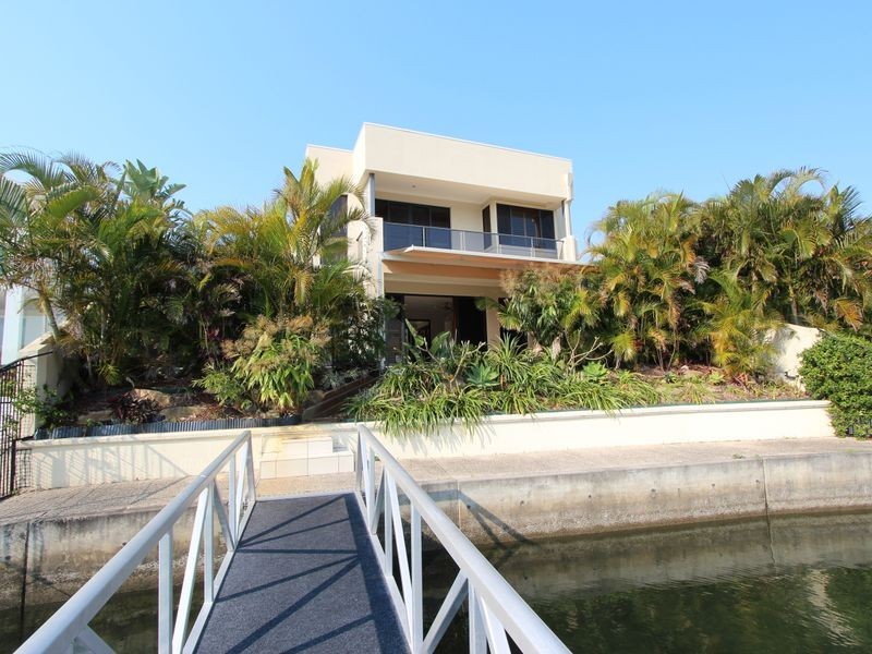 15 King Charles Drive, Sovereign Islands QLD 4216