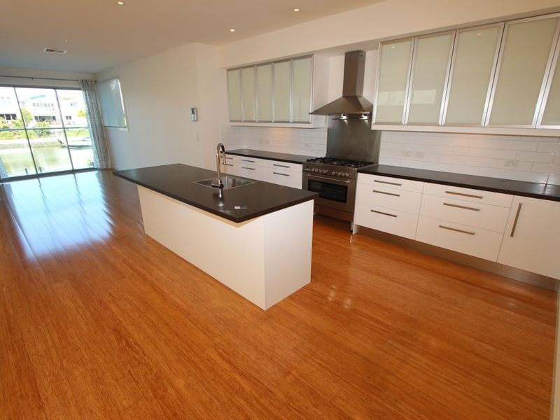 10 Quayside Drive, Helensvale QLD 4212