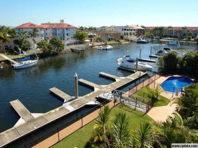 11/12 Canal Avenue, Runaway Bay QLD 4216