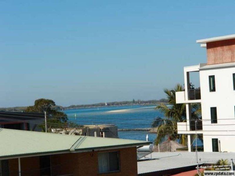 11/12 Canal Avenue, Runaway Bay QLD 4216