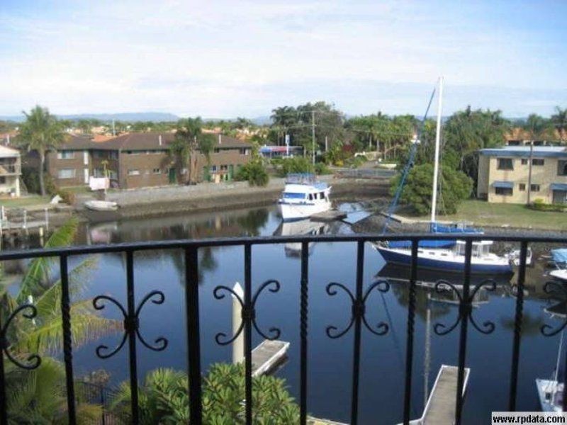 11/12 Canal Avenue, Runaway Bay QLD 4216