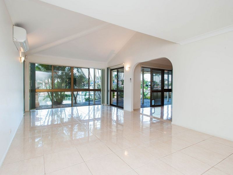 33 Seaspray Street, Paradise Point QLD 4216
