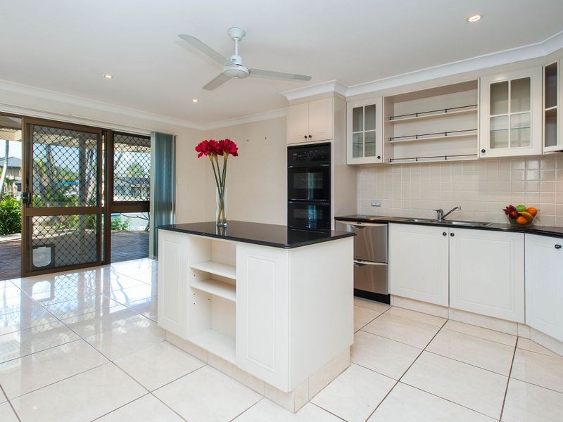 33 Seaspray Street, Paradise Point QLD 4216