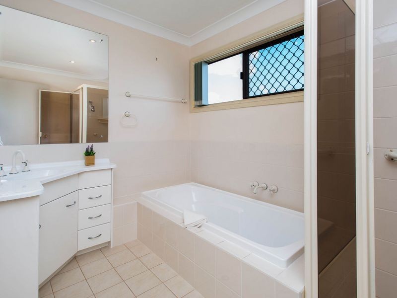 33 Seaspray Street, Paradise Point QLD 4216