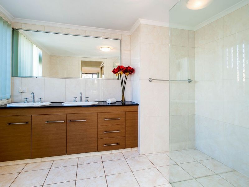33 Seaspray Street, Paradise Point QLD 4216