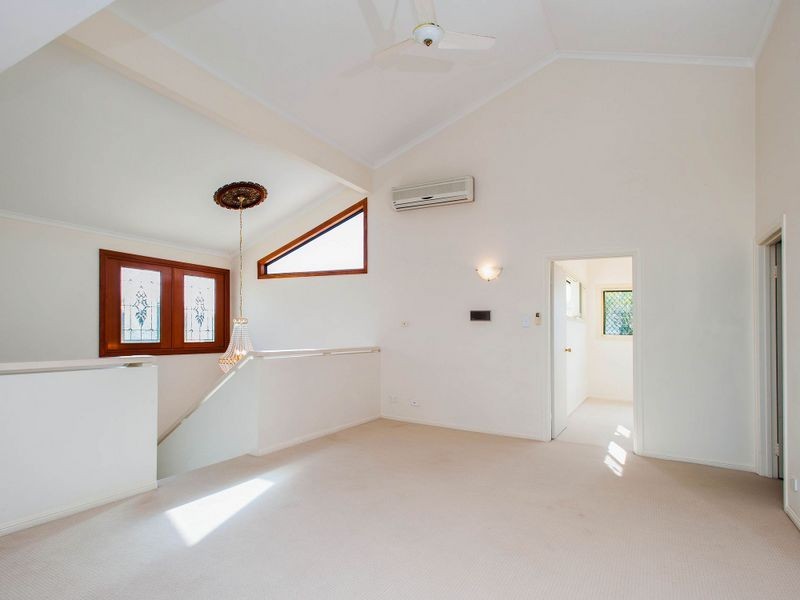 33 Seaspray Street, Paradise Point QLD 4216